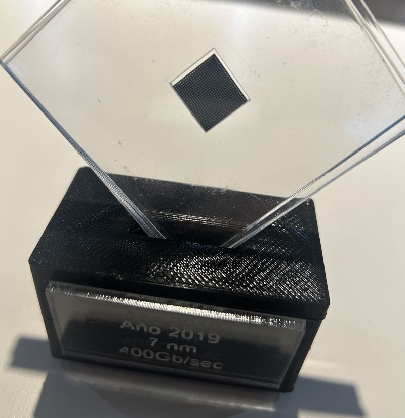 Chip de 2019 montado en acrílico